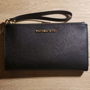 Michael Kors Jetset Adele Wristlet
